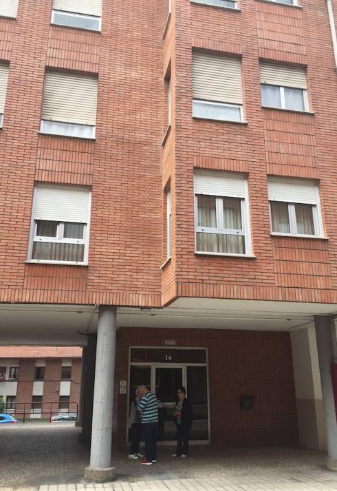 «Se empeñó en arreglar la persiana y se cayó de la ventana. Estamos
